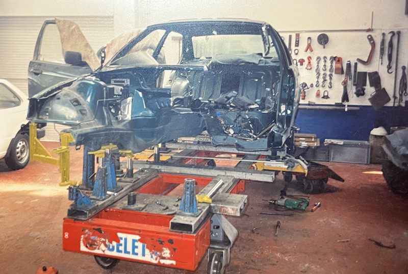 De gestripte carrosserie wordt opgespannen op de richtbank
