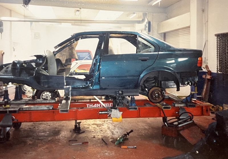 Carrosserie opgespannen op de richtbank, voorpartij verwijderd
