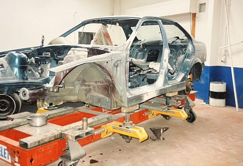 Nieuw, blank plaatwerk ingezet aan de rechterzijde van de carrosserie