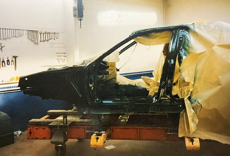 Een afgeplakte carrosserie na het spuiten