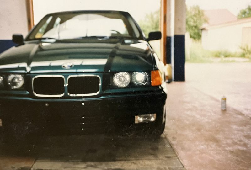 Het front van de BMW, opnieuw voorzien van grille, koplampen en bumper