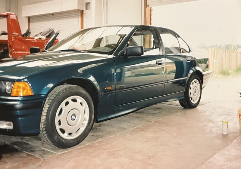 De volledig herstelde BMW 3-reeks in de werkplaats