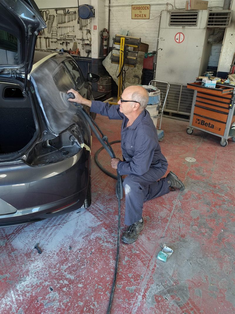 Kurt Dieltjens schuurt een achterscherm in de werkplaats